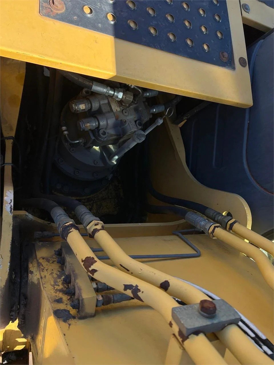 2005 Deere 160C LC 29