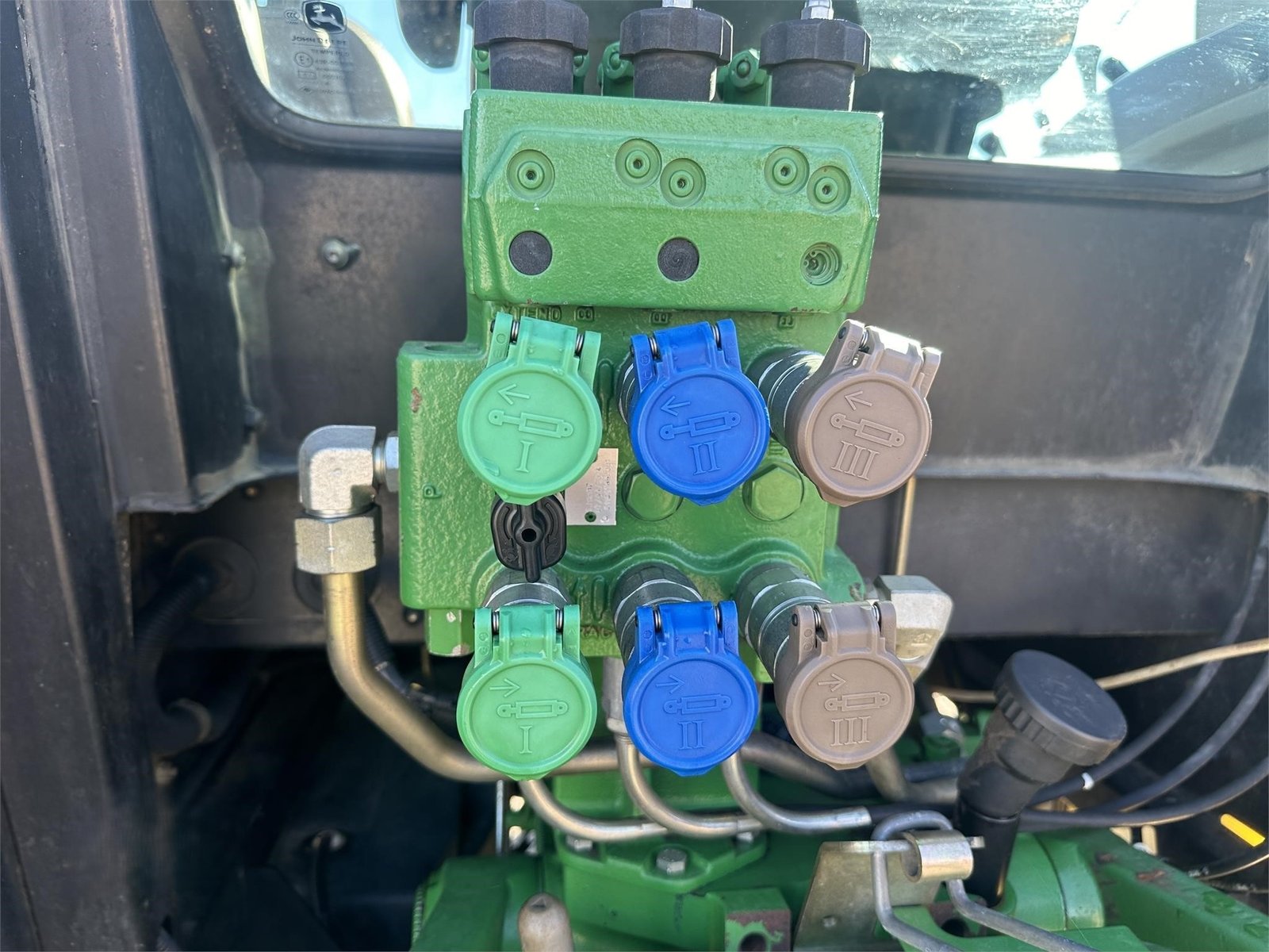 2014 John Deere 5085E 11