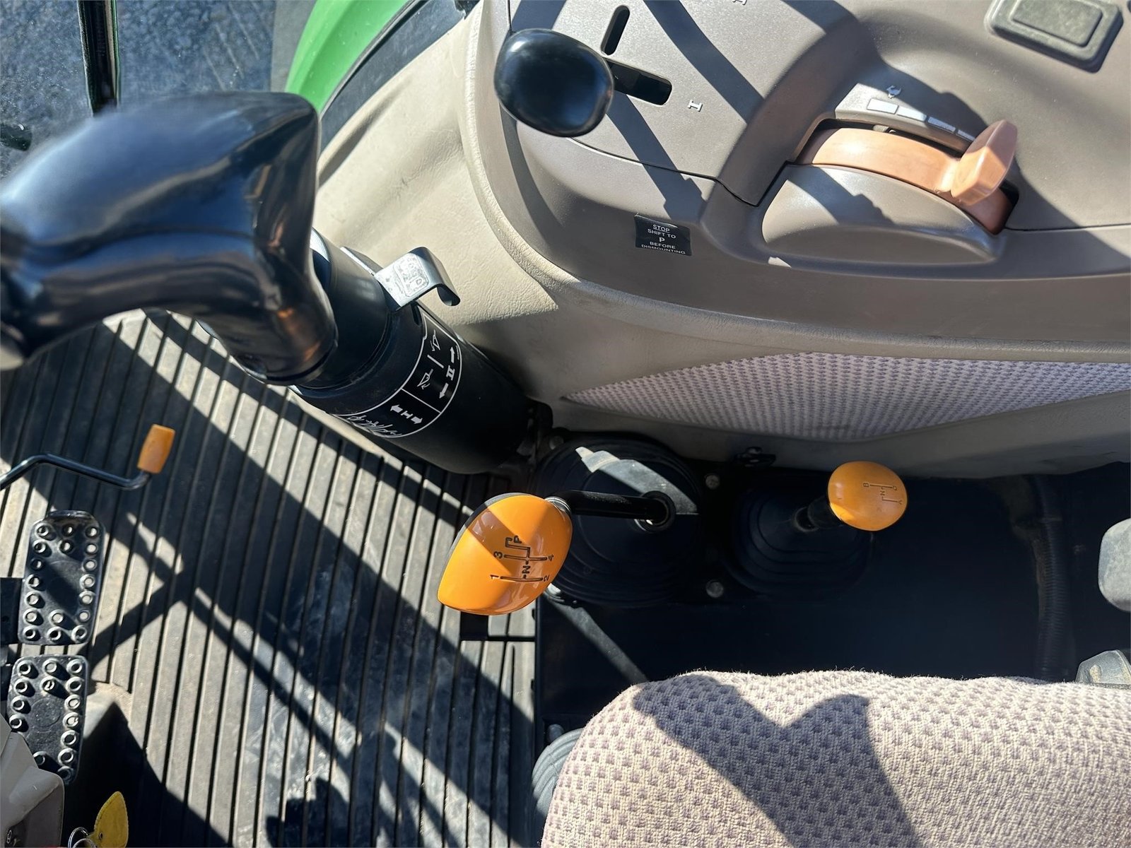 2014 John Deere 5085E 41