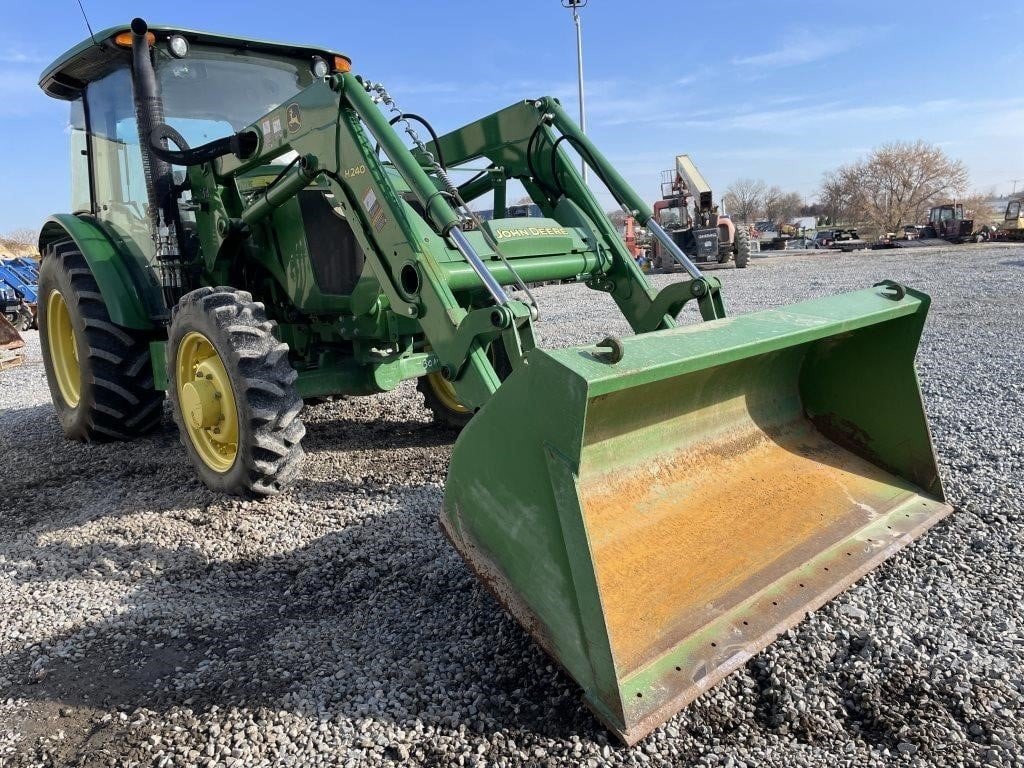 2015 John Deere 5075E 4